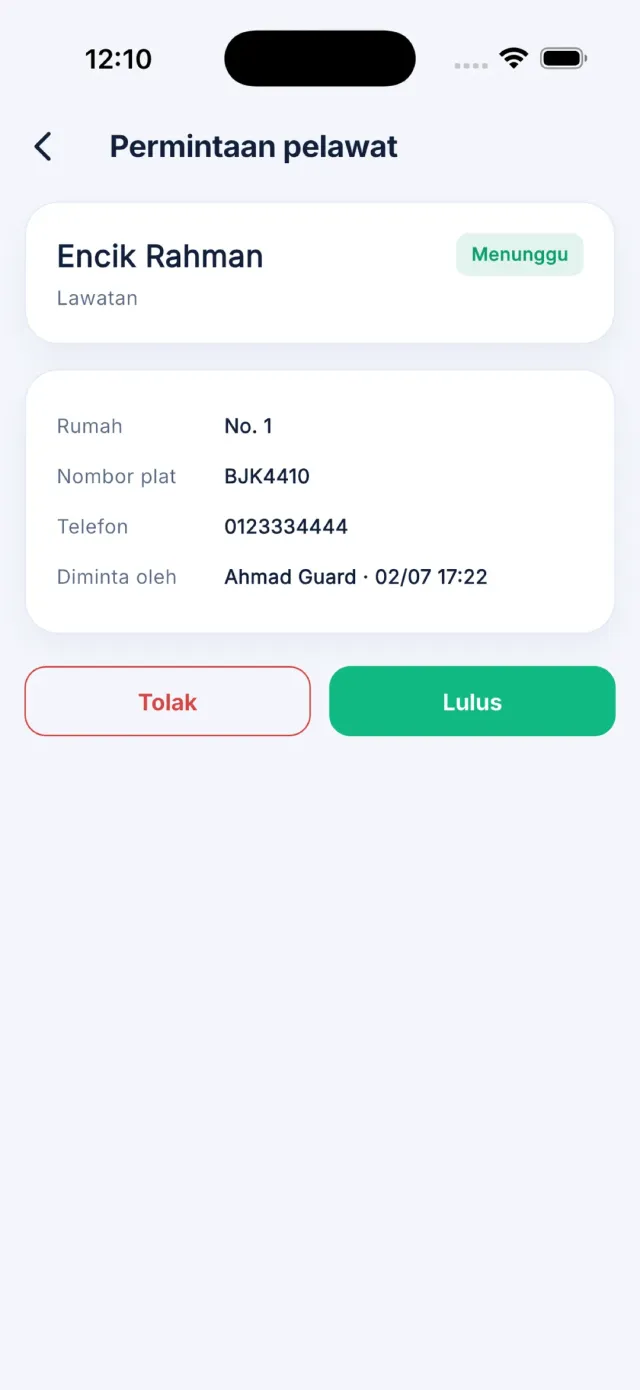 Skrin butiran permintaan pelawat dengan foto, plat dan butang Lulus serta Tolak.